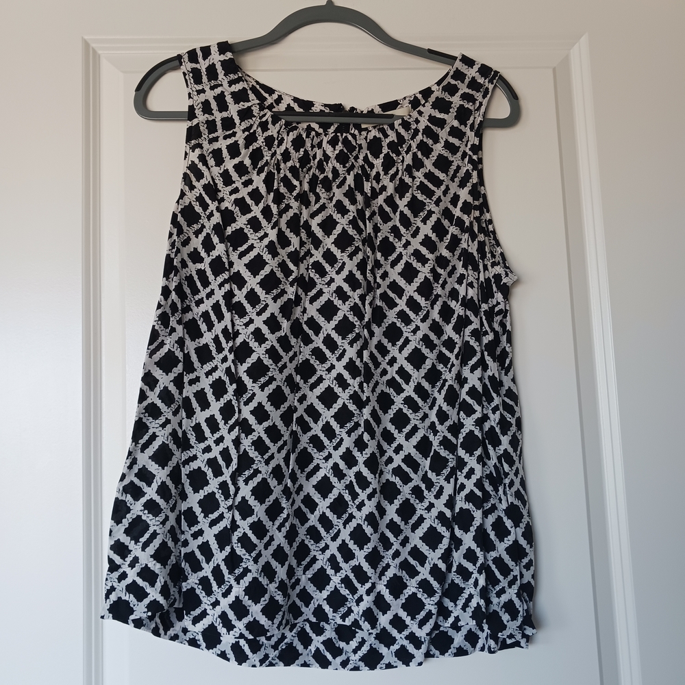 Women's Black and White Sleeveless Top